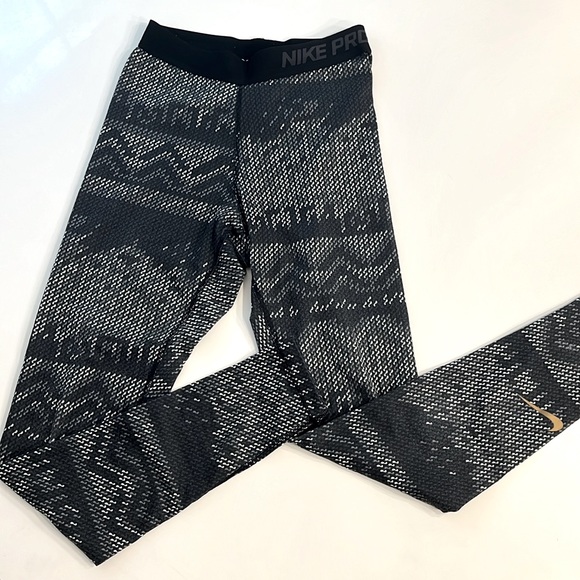 Nike Pro Dri-Fit Knit Winter Pattern Leggings Size XS - Picture 1 of 3